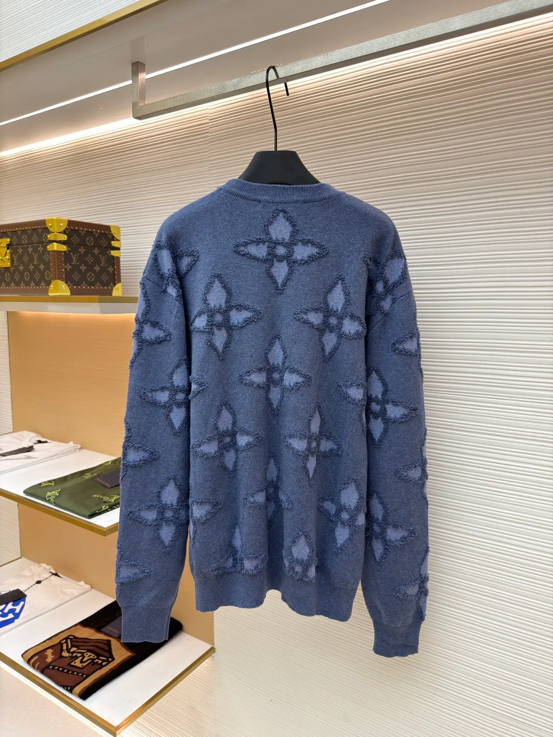 LOUIS VUITTON three-dimensional concave and convex blue flower four-leaf clover round neck sweatshirt ●Original version: purchased and developed for 12800 ●Item number: 1680927-B80 ●Fabric: knitted fabric ●Technology: jacquard production ●Version: fitted version ●Weight: about 610 grams ●Size: XS-S-M-L ●Description: Alphabet flower three-dimensional jacquard knitting, an absolute hot item! A great tool for fashionable men's and women's street photography, this blue color is really beautiful, refreshing and fashionable, and showing off your temperament. It is made from carefully selected 100% wool yarn supplied by customers. This wool has a particularly good feel. It feels soft and solid. It has elastic and pressure-resistant effect and is not easy to shrink. Big V classic jacquard logo design, the jacquard has been processed with raw edges to present a three-dimensional concave and convex effect. This graphic cotton circle has a unique jacquard signature theme. Crafted in shades of blue, it features oversized tonal Monogram Flowers all over and the V signature on the chest, outlined with a knit for a textured 3D effect. The perfect partner for or, it also matches and complements your overall look. The overall wiring is straight and delicate, the fabric is comfortable and soft, and the color is consistent without color difference. It can be matched with the same style to create a fashionable look and control various occasions. Customized accessories, complete with three standards, same style for men and women!